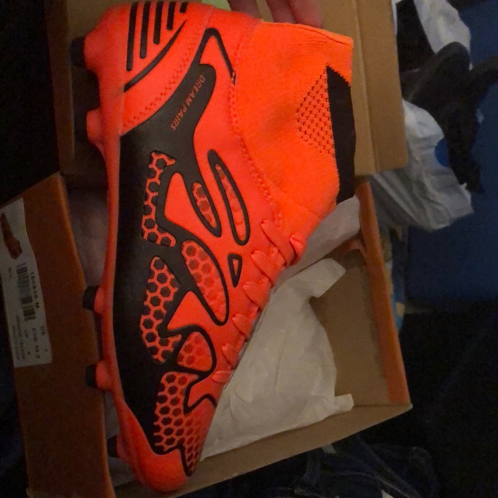 Brand new orange Dream Pairs cleats size 7
